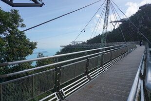 山间悬索桥风景