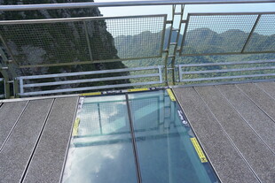 悬崖边的透明观景平台