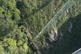 高空俯瞰山间吊桥景观