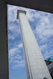 高耸白色建筑与蓝天白云