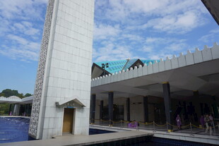 现代建筑外观与开阔天空