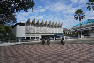 现代建筑前的开阔广场