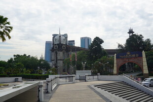 城市中带绿植的步道景观