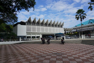 现代风格建筑前的广场