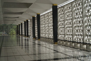 长廊中式镂空墙面景观