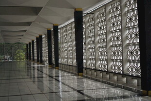 现代风格走廊金属装饰墙