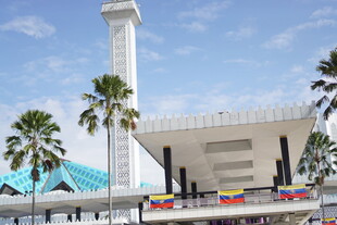 现代风格清真寺与周边景观