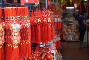 喜庆红色挂件装点店铺