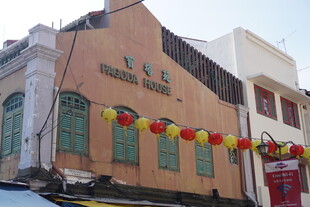 街道旁装饰着灯笼的建筑