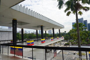 户外遮阳棚下的开阔场景