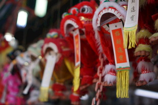 传统舞狮头饰品展示