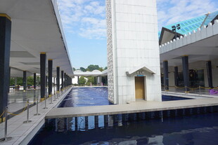 现代建筑中的宁静水池景观