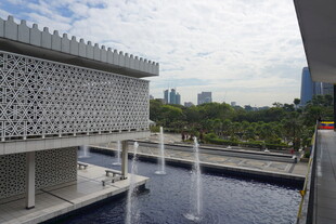 现代建筑旁的水景景观