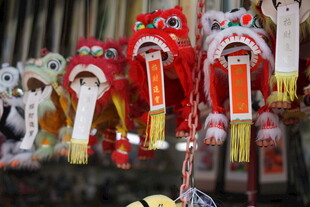 传统舞狮头饰品展示