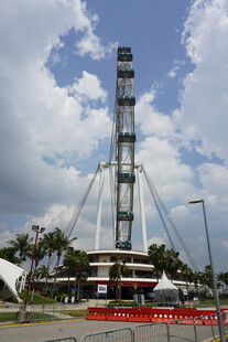 高耸入云的观光塔