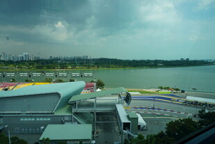 城市湖畔建筑群景观