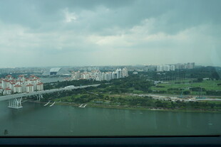 河畔城市景观远眺