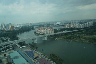 城市河畔景观俯瞰图