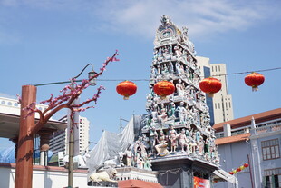 中式街景中的传统建筑与灯笼