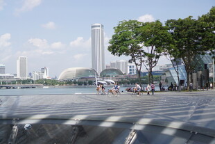 城市河畔休闲景致