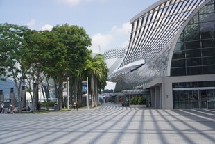 现代建筑旁的开阔广场