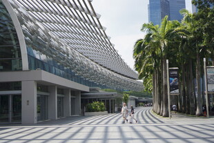 现代城市中的玻璃建筑景观