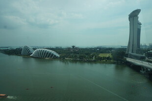 新加坡河畔城市景观