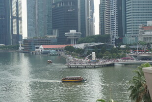 河畔城市风光 小船悠然