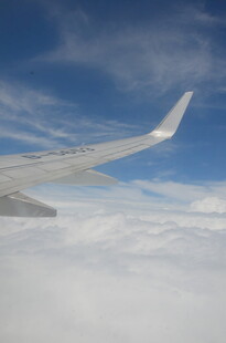 飞机机翼与云端美景
