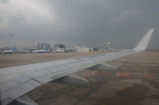 飞机机翼下的机场景象