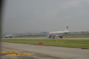 机场跑道上的两架飞机