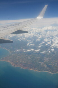 飞机上俯瞰大地与海洋