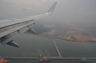 飞机舷窗下的城市景观