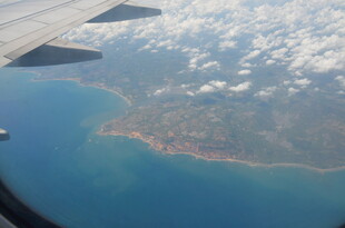 高空俯瞰碧海与陆地