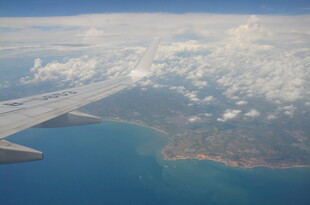 高空俯瞰海洋与陆地景观