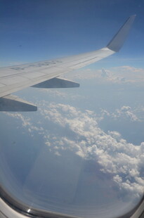 机窗外的云海蓝天美景