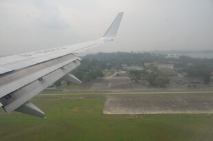 飞机窗外的地面景色