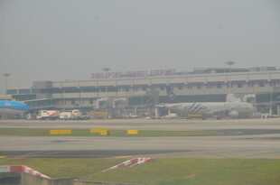 机场跑道及远处建筑景观