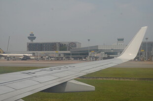 飞机机翼视角下的机场