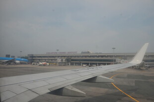 飞机机翼视角下的机场