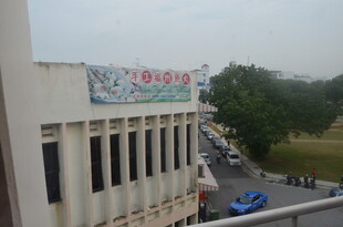 楼外街景 车辆行人与横幅