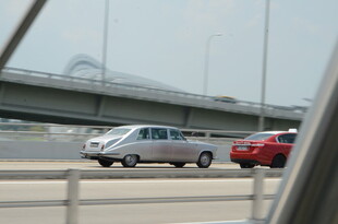 公路上行驶的多辆汽车