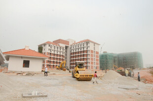 施工现场的建筑与机械