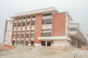 在建的多层红砖建筑