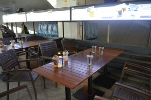 餐厅内景 桌椅餐具摆放整齐