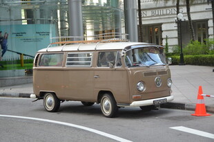 复古大众面包车停于街道