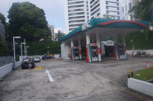 城市中的加油站场景