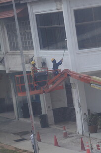 建筑外墙维修作业场景