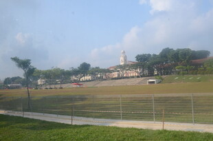 户外开阔草地与远处景致