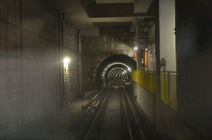 昏暗地下铁路隧道场景